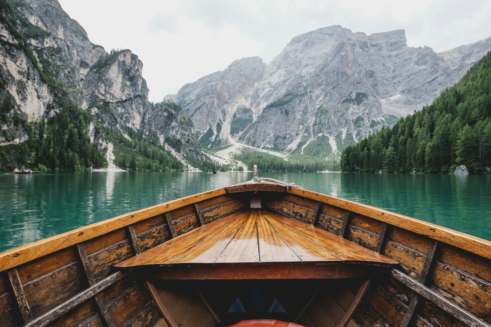 Lac paisible au lever du jour